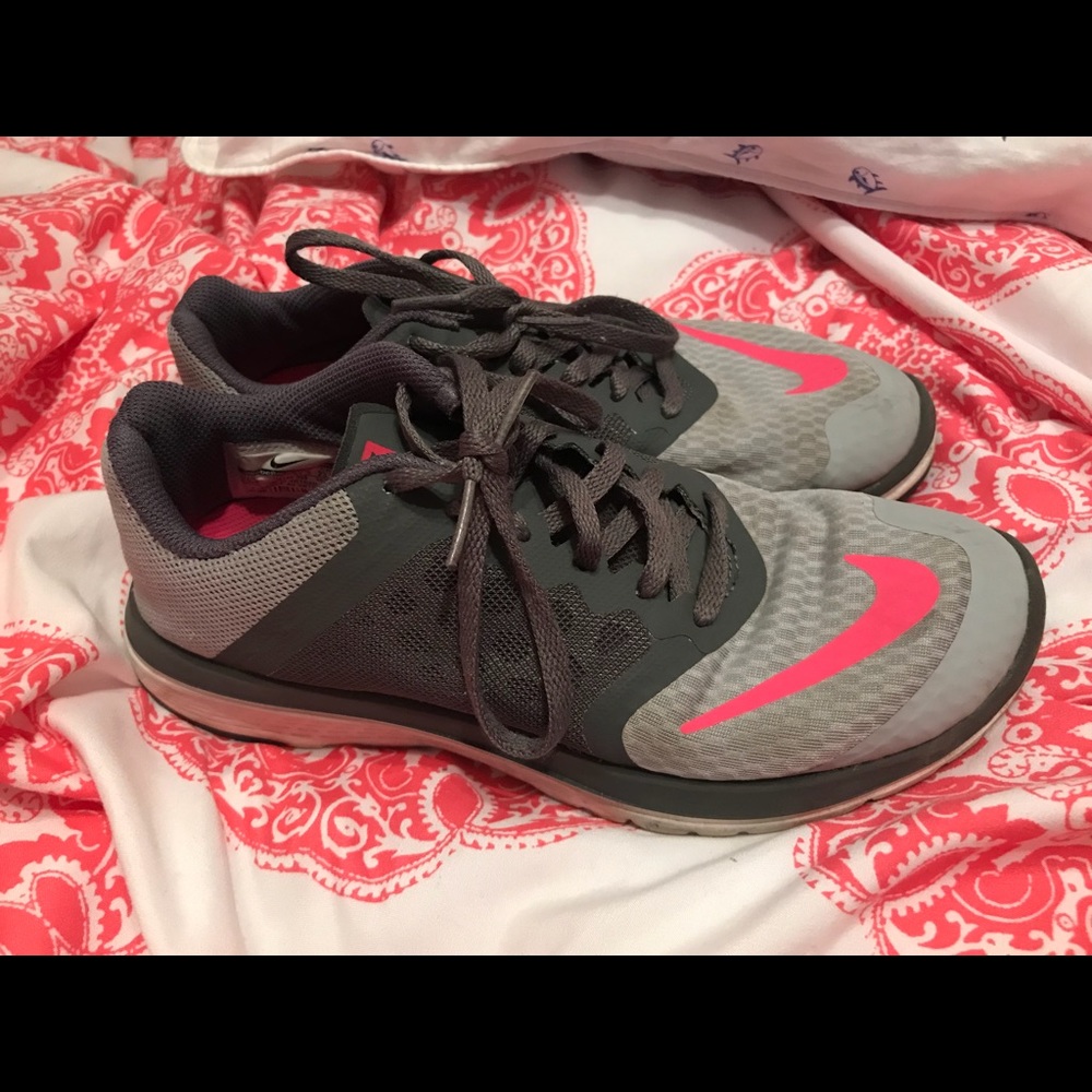 Women’s Nike tennis shoes